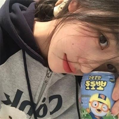 开画少女漫 海报